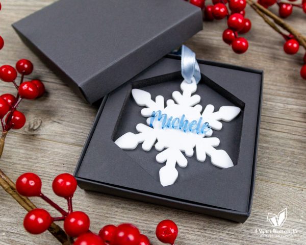 Il Signor Bianconiglio |  Addobbi di Natale Fiocco di Neve in Plexiglass satinato bianco scritta Azzurra
