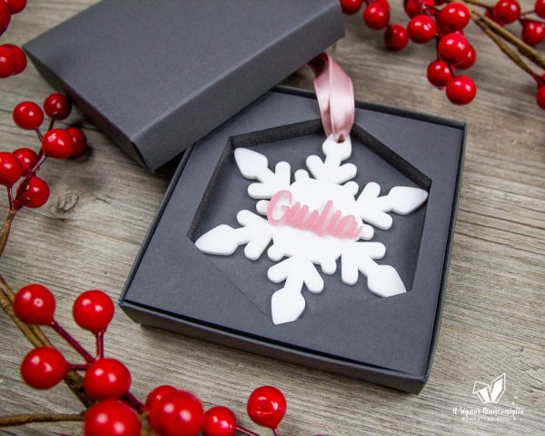 Il Signor Bianconiglio |  Addobbi Fiocco di Neve in Plexiglass satinato bianco scritta Rosa