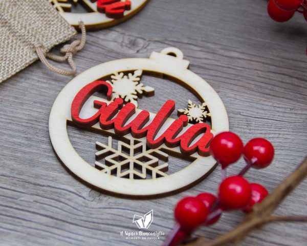 Il Signor Bianconiglio |  Addobbi di Natale Pallina di Natale in legno personalizzata con nome rosso – Idea Regalo Natale