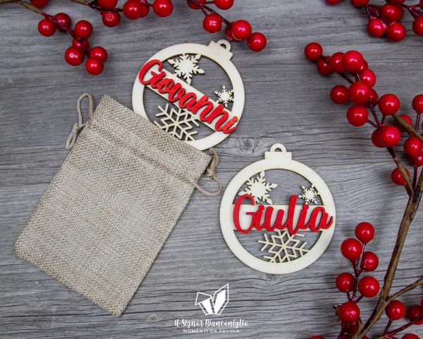 Il Signor Bianconiglio |  Addobbi di Natale Pallina di Natale in legno personalizzata con nome rosso – Idea Regalo Natale