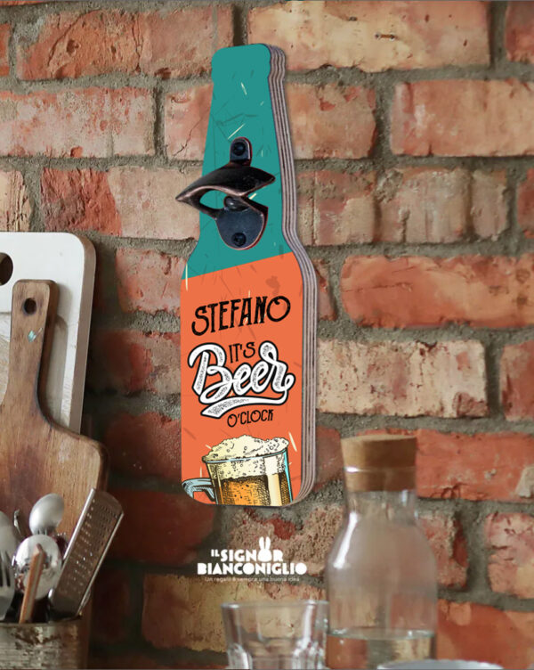 Il Signor Bianconiglio |  Festa del papà Apribottiglie personalizzato a forma di bottiglia Arancione