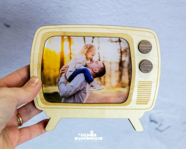 Il Signor Bianconiglio |  Elementi d'arredo Televisione in legno massello personalizzata con foto e dedica – idea regalo Festa del Papà